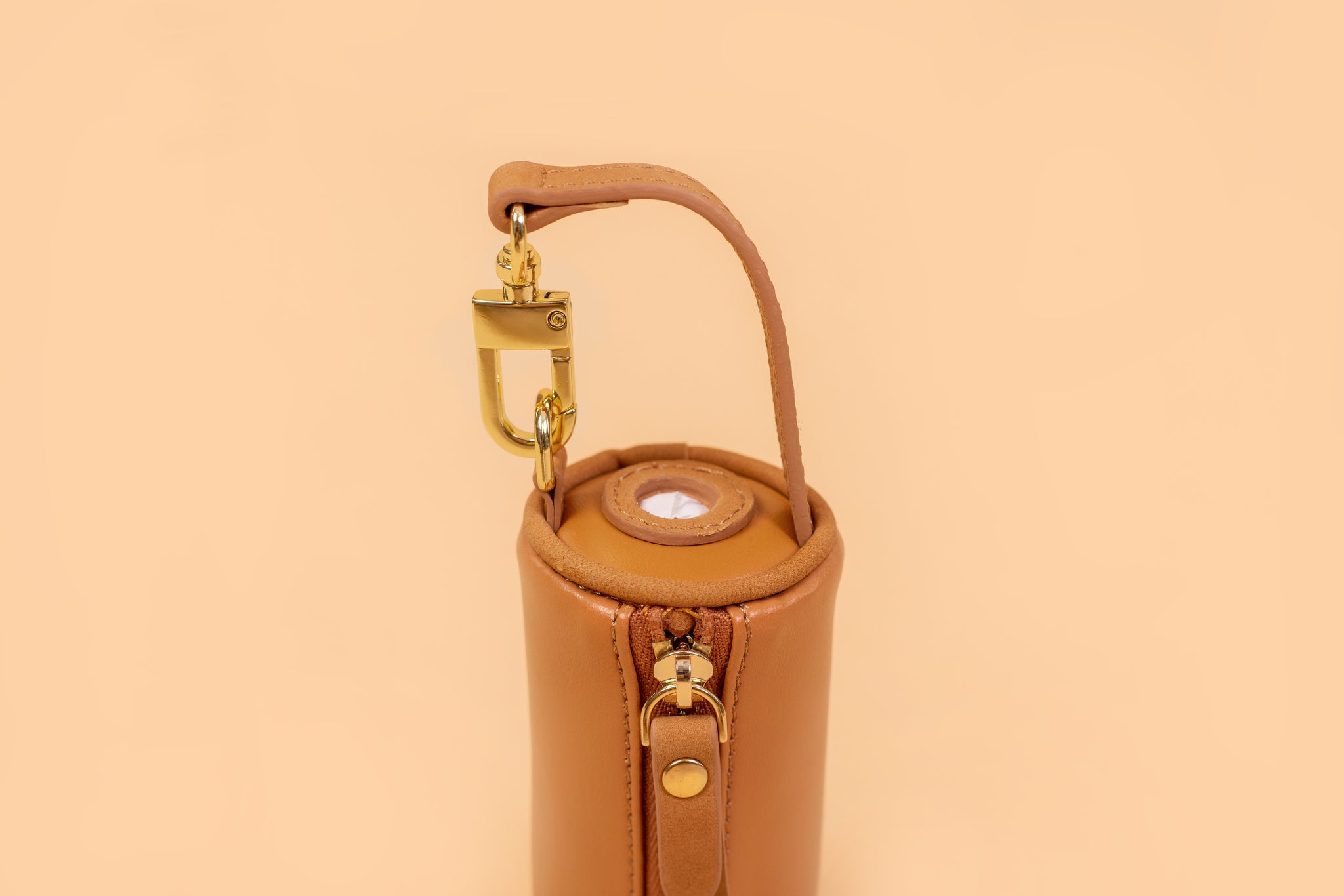 Apple Leather Poop Bag in Camel
